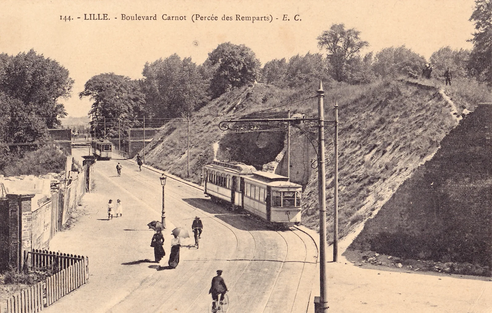 Le boulevard Carnot, « percée des remparts », sur une carte postale E. C. antérieure à 1914 : un tramway passe dans la tranchée ouverte à travers l'ancienne enceinte.