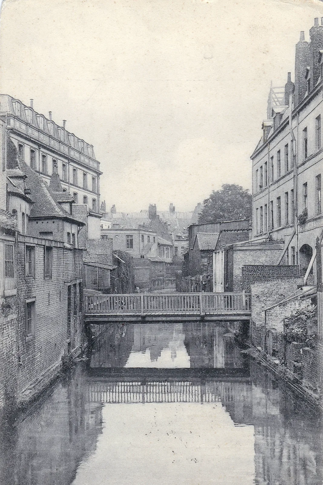 Le canal Saint-Pierre, aussi appelé canal de Weppes, dans l'axe de l'actuelle rue de Weppes, sur une carte postale timbrée en 1906.