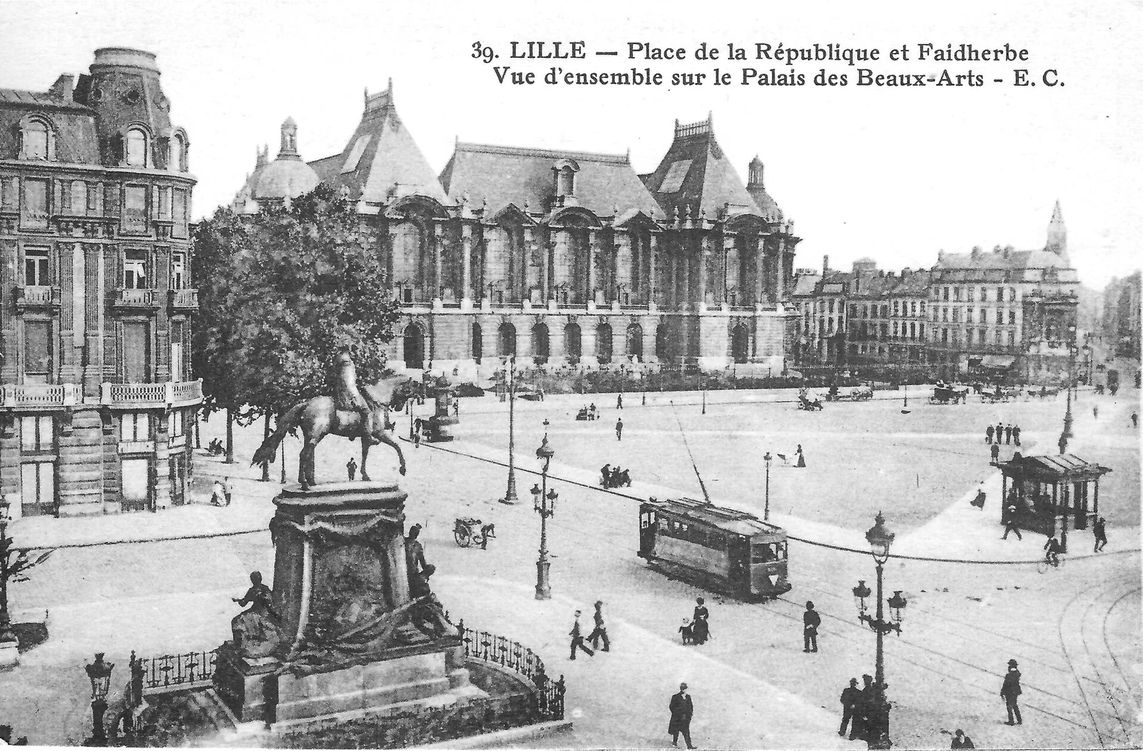 La place de la République et le monument Faidherbe sur une carte postale de 1908, avec au fond le palais des Beaux-Arts ; un tramway traverse la place.