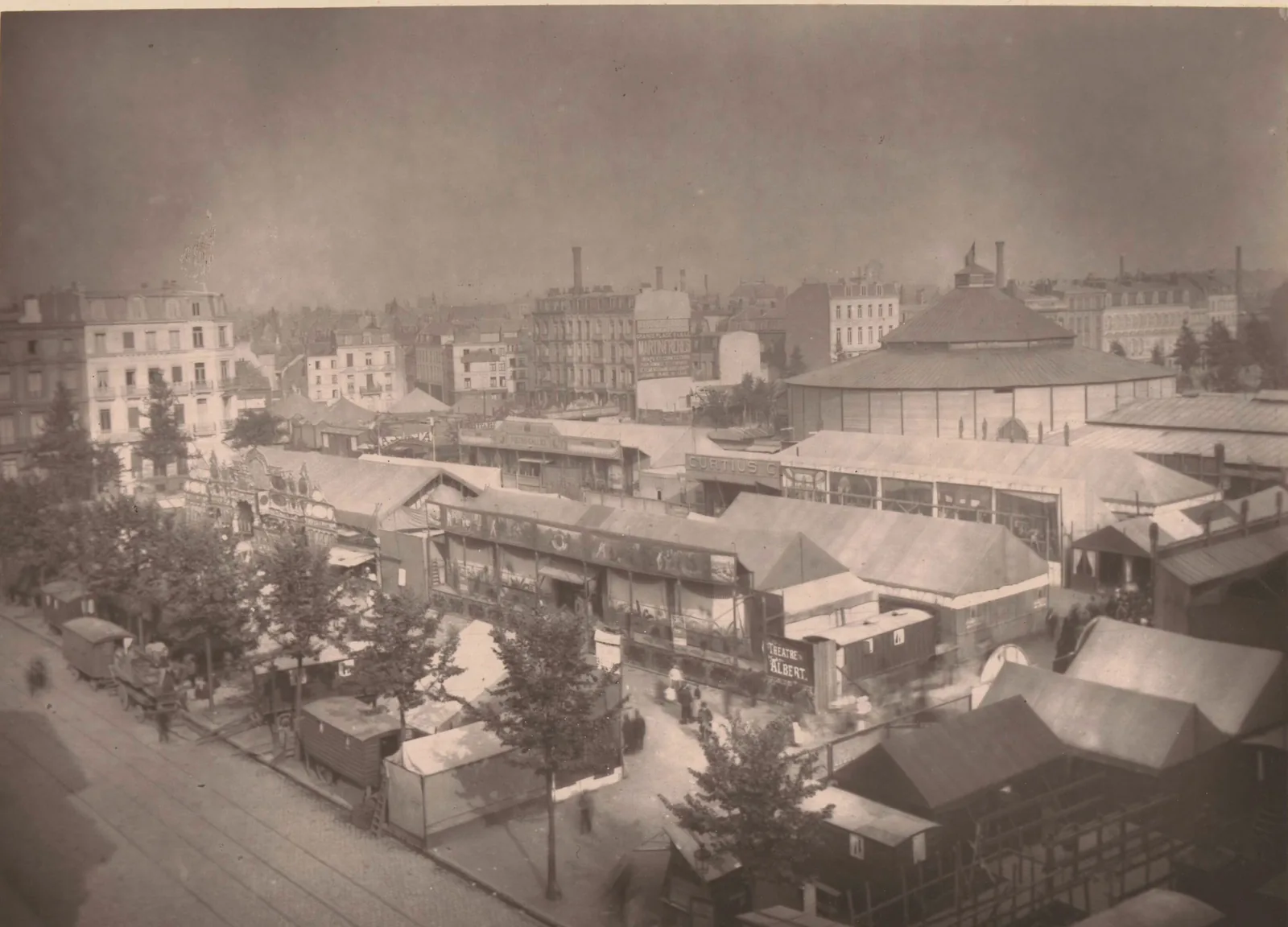 La place de la République pendant la foire, entre 1877 et 1882 environ.