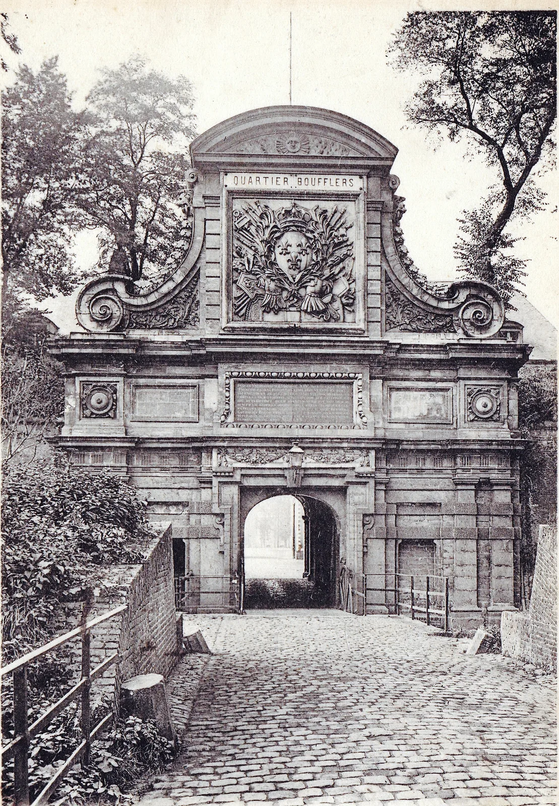 « Lille. — Porte de la Citadelle » : l'entrée de la citadelle, marquée « Quartier Boufflers », sur une carte postale oblitérée en 1905.