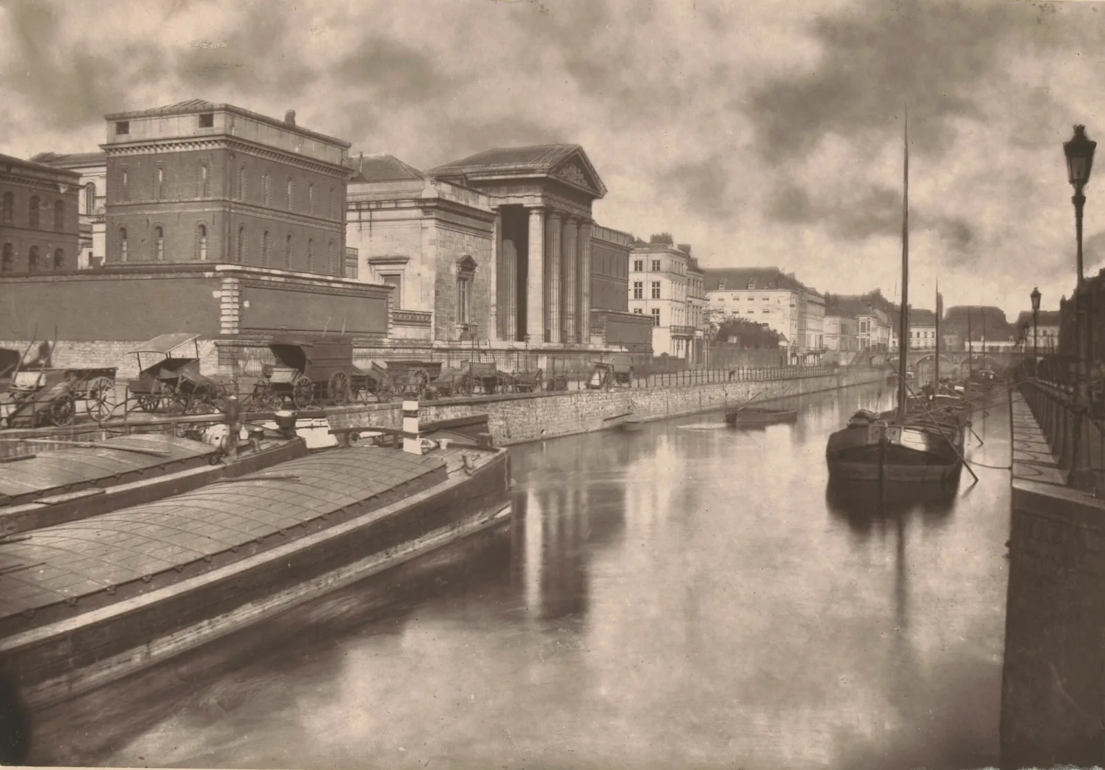 Le quai de la Basse-Deûle et ses péniches, photographie publiée en 1882.