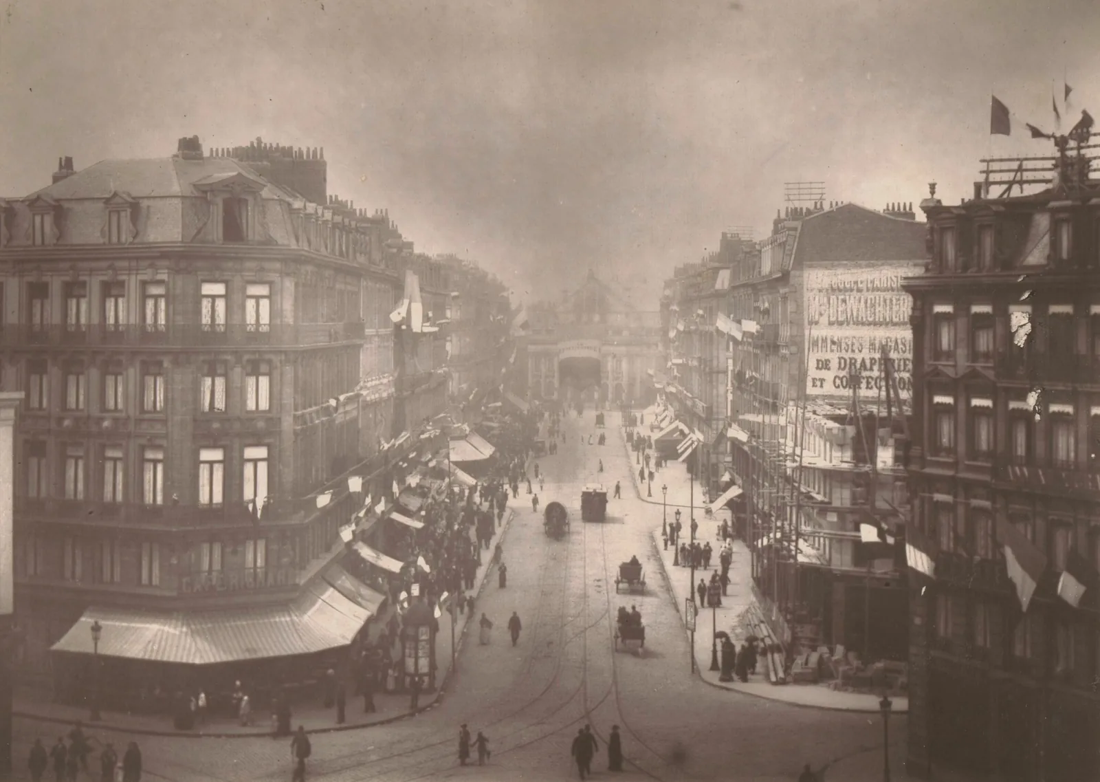 La rue de la Gare (aujourd'hui rue Faidherbe), vue vers la gare entre 1878 et 1882 environ : les rails du tramway sont déjà posés dans la chaussée.