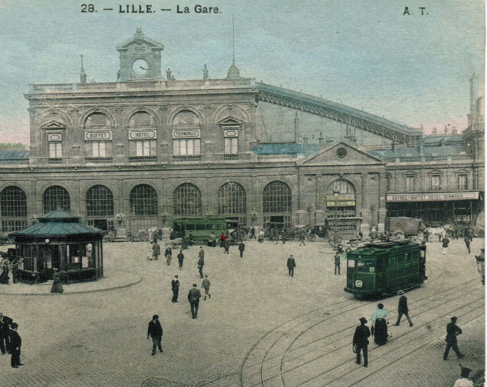 La place de la Gare sur une carte postale oblitérée en 1907 : on y voit notamment une motrice électrique de la ligne C, alimentée par un caniveau central, sans fil aérien.