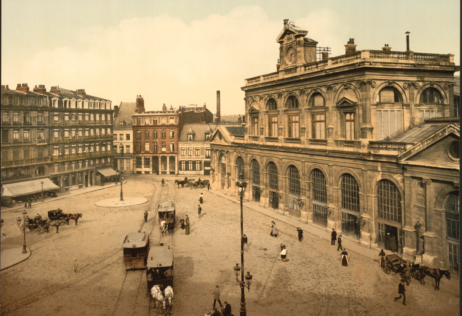 La place de la Gare à Lille, entre 1890 et 1900 environ : devant la gare, les tramways sont encore tirés par des chevaux.
